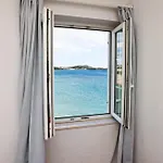 Beachfront - Janice - Adults Only - By Mustel Travel דירה