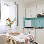 Beachfront - Janice - Adults Only - By Mustel Travel דירה