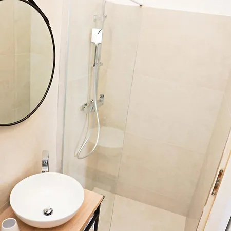 Beachfront - Janice - Adults Only Апартаменты Пакоштане