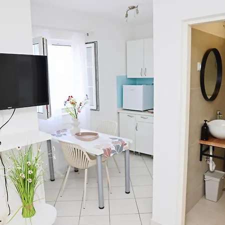 Beachfront - Janice - Adults Only